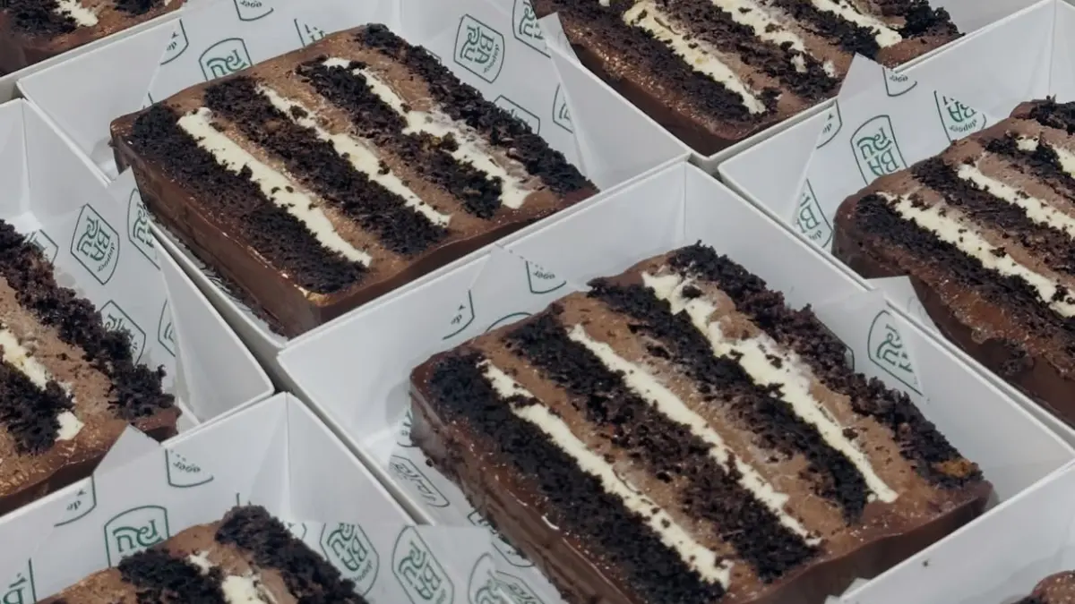 London Chocolate Cake, kue dengan lapisan cokelat yang pekat dan mengilap, sementara bagian dalamnya menyimpan krim karamel yang lumer. (Instagram: dapoerbarru)