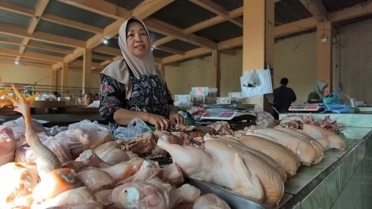 Pedagang daging ayam di pasar tradisional Boyolali. (ABDUL KHOFID/RADAR SOLO)