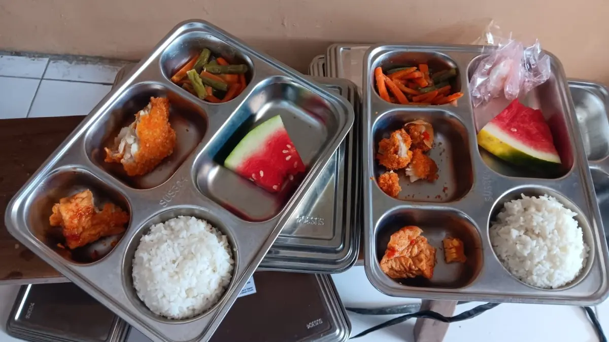 Penampakan menu MBG yang disantap oleh para siswa di MIM Srebegan dan MIM Cetan, Kecamatan Ceper. (Angga Purenda/Radar Solo)