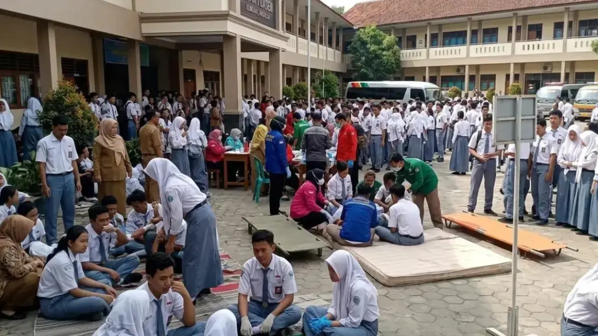 Sebanyak 752 siswa dan 25 guru di SMAN 1 Lasem Rembang diduga mengalami keluhan kesehatan seperti diare, pusing hingga muntah-muntah setelah menyantap menu MBG. (Radar Kudus)