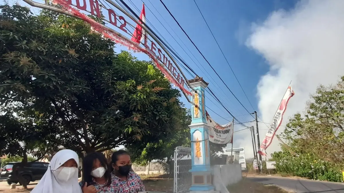Sejumlah siswa SDN 02 Plesungan, Gondangrejo, Karanganyar dipulangkan lebih awal karena terdampak asap kebakaran TPA Putri Cempo, Solo, Kamis (3/9/2026). (Rudi Hartono/Radar Solo) 
