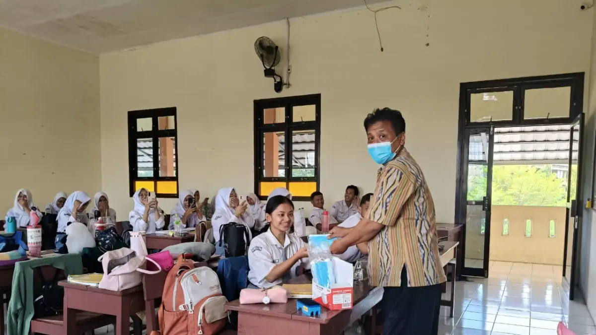 Siswa SMAN 8 Solo mendapat masker dari pihak sekolah di sela KBM, setelah terdampak asap kebakaran TPA Putri Cempo, Kamis (3/9). (Dok. SMAN 8 Solo)