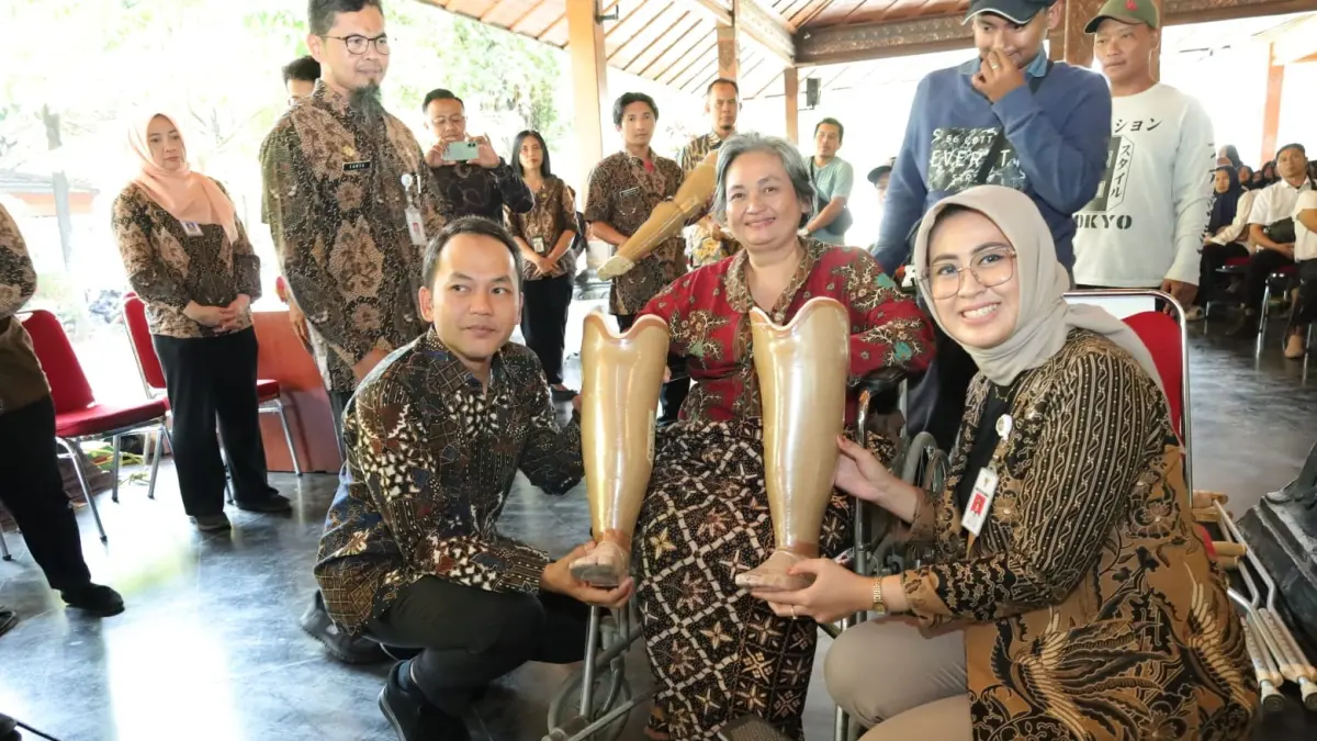 Wali Kota Solo Respati Ardi dan Wawali Astrid Widayani berikan bantuan kepada warga. (Humas Pemkot Solo)