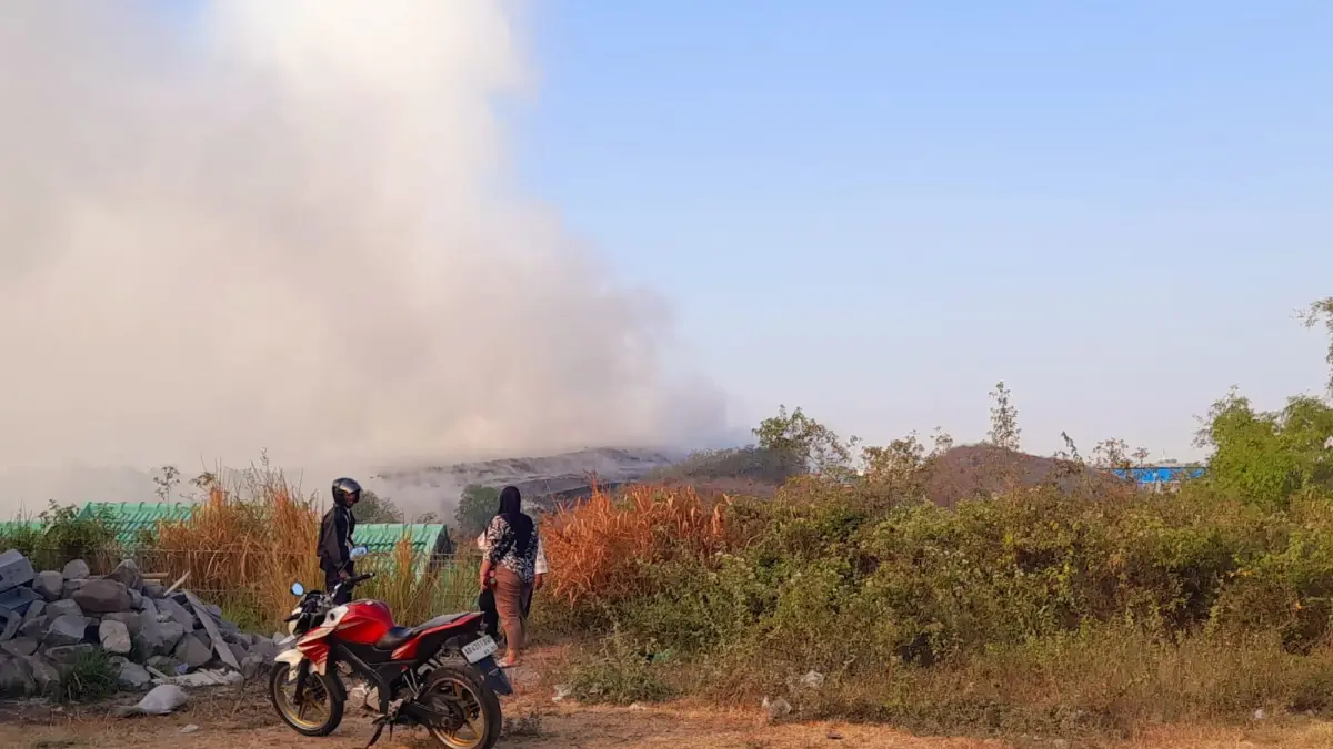 Warga Desa Plesungan, Kecamatan Gondangrejo, Karanganyar melihat kepulan asap kebakaran TPA Putri Cempo Solo, Kamis (3/9/2026). Desa ini berbatasan dengan Kota Solo. (Rudi Hartono/Radar Solo) 