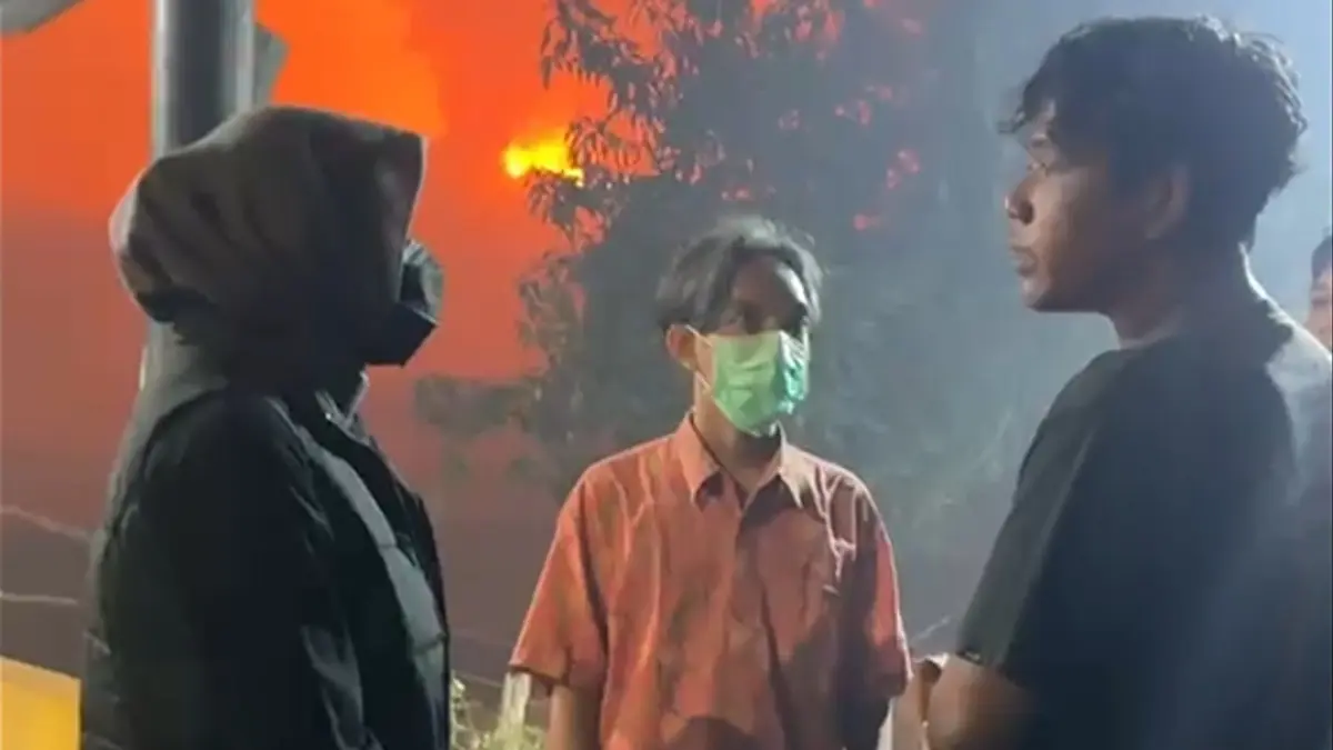 Wawali Astrid Widayani memantau kebakaran yang terjadi di Tempat Pembuangan Akhir (TPA) Putri Cempo, Mojosongo, Jebres, dan terus berkoordinasi dengan warga dan petugas.(Istimewa) 