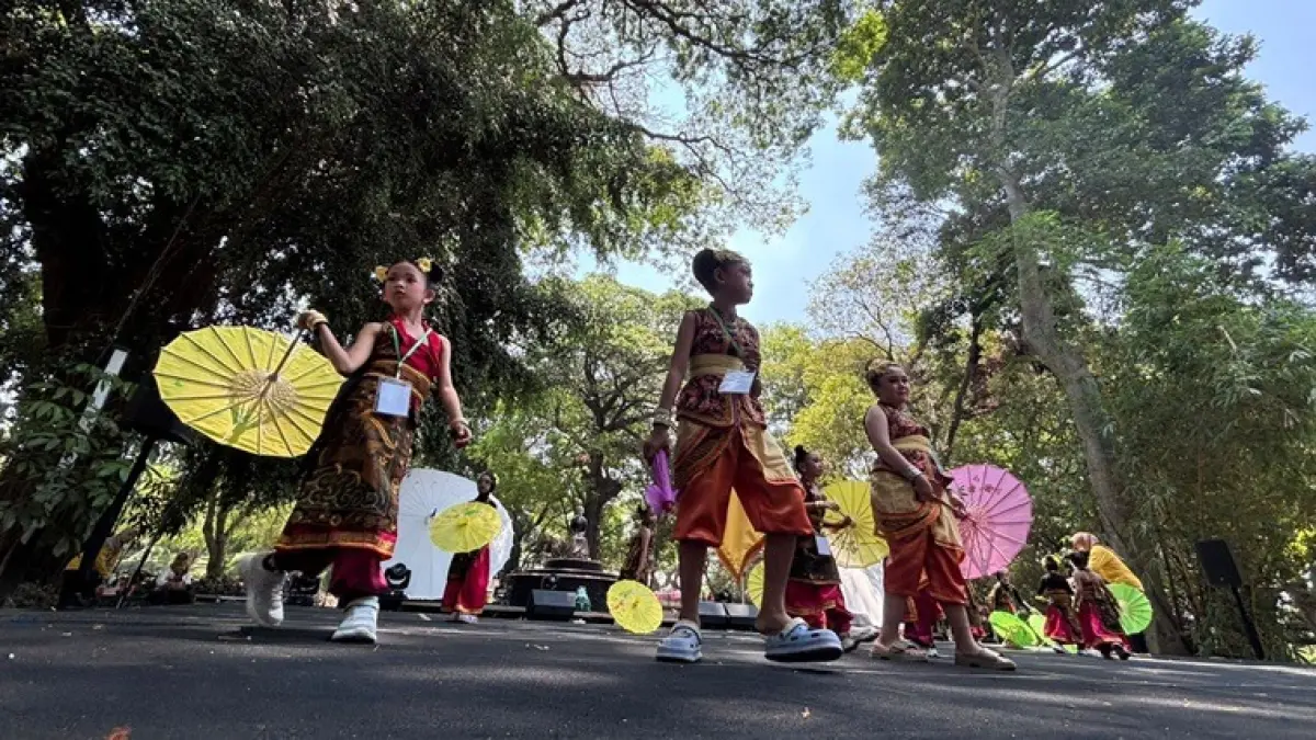 ATRAKTIF: Pentas seni dalam Festival Payung Indonesia Ke-13 di Taman Balekambang Solo, Jumat (4/9). (ARIEF BUDIMAN/RADAR SOLO)
