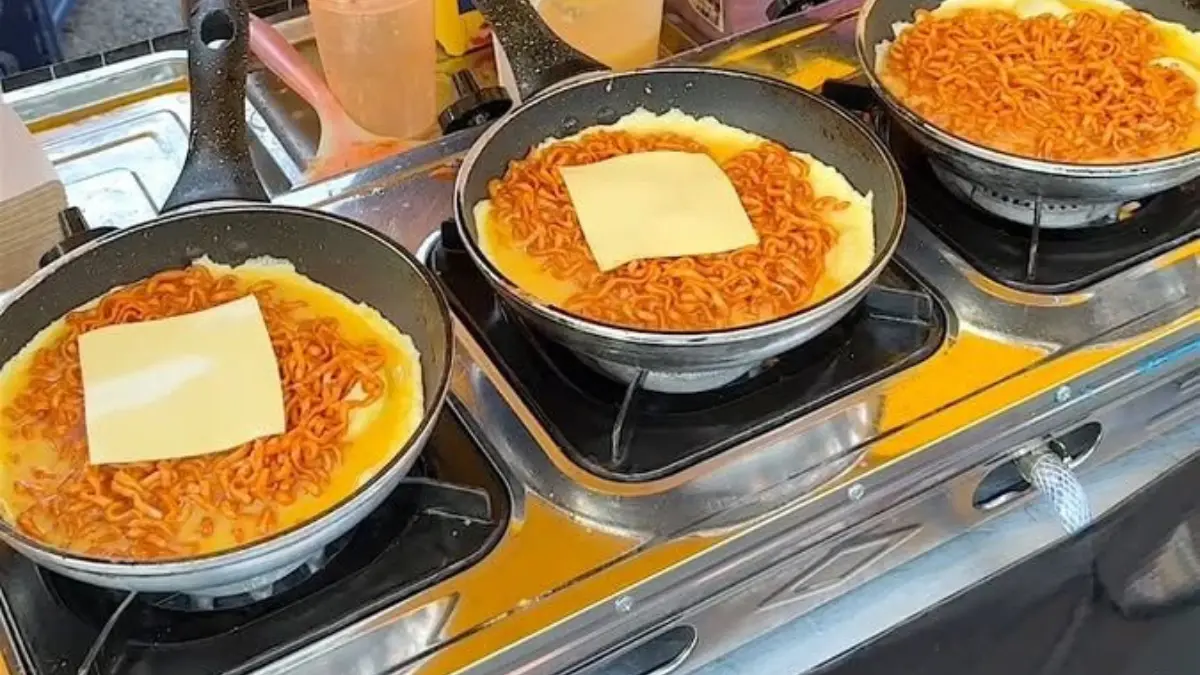 Buldak omelette, perpaduan mi kenyal, telur lembut, keju meleleh, dan berbagai topping dalam satu sajian.