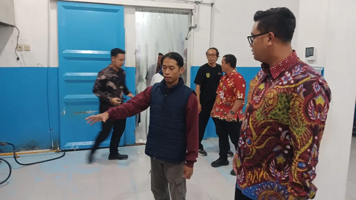 Bupati Hamenang Wajar Ismoyo sidak di SPPG Kurung, Ceper yang menjadi penyedia MBG untuk MIM Cetan dan Srebegan, Jumat (4/9/2026). (Angga Purenda/Radar Solo)