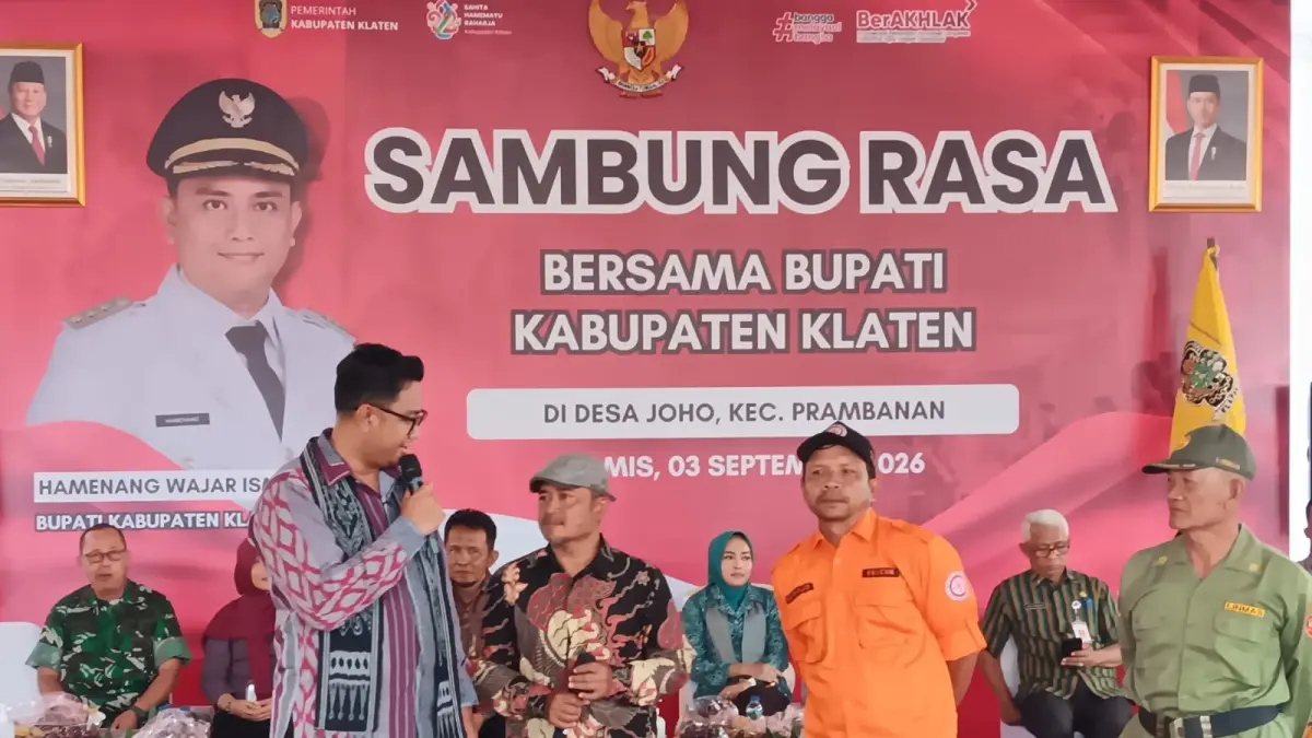 Bupati Klaten Hamenang Wajar Ismoyo saat melakukan dialog dengan warga Desa Joho, Kecamatan Prambanan dalam acara Sambung Rasa (Angga Purenda/Radar Solo)&nbsp;