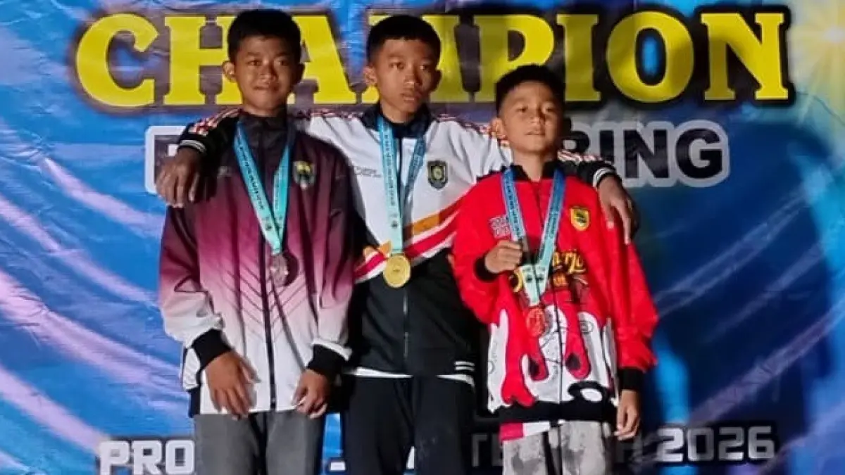 Atlet kontingen Sukoharjo Djenar (kanan) saat pengalungan medali cabor panjat tebing Popda Jateng 2026 di Stadion Jatidiri Semarang. (Dok Fajar Nugroho)