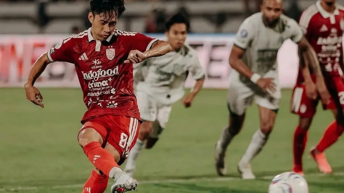 Eksekusi penalti gelandang Bali United, Teppei Yachida, saat hadapi PSS Sleman. (Instagram @baliunitedfc)