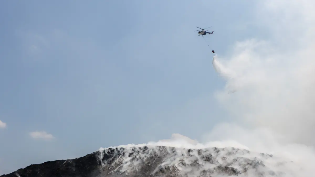 Helikopter milik Polda Jateng ikut turun padamkan api TPA Putri Cempo dari udara. (M Ihsan/Radar Solo)