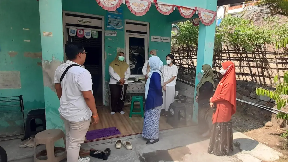 Kepala Dinkes Karanganyar Dwi Rsuharyati saat mendatangi PKD di Desa Plesungan, Gondangrejo untuk mengecek dampak asap TPA Putri Cempo, Jumat (4/9/2026). (Rudi Hartono/Radar Solo)