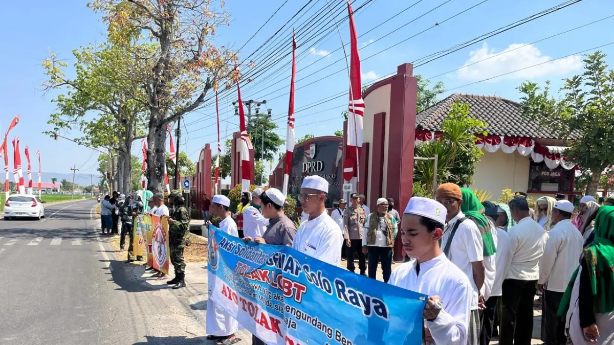 Masyarakat yang tergabung dalam Gerakan Nasional Anti Penyimpangan Seksual (Genap) suarakan pembetukan perda pencegahan penyimpangan seksual di gedung DPRD Sukoharjo, Jumat siang (4/9). (IWAN KAWUL/RADAR SOLO)