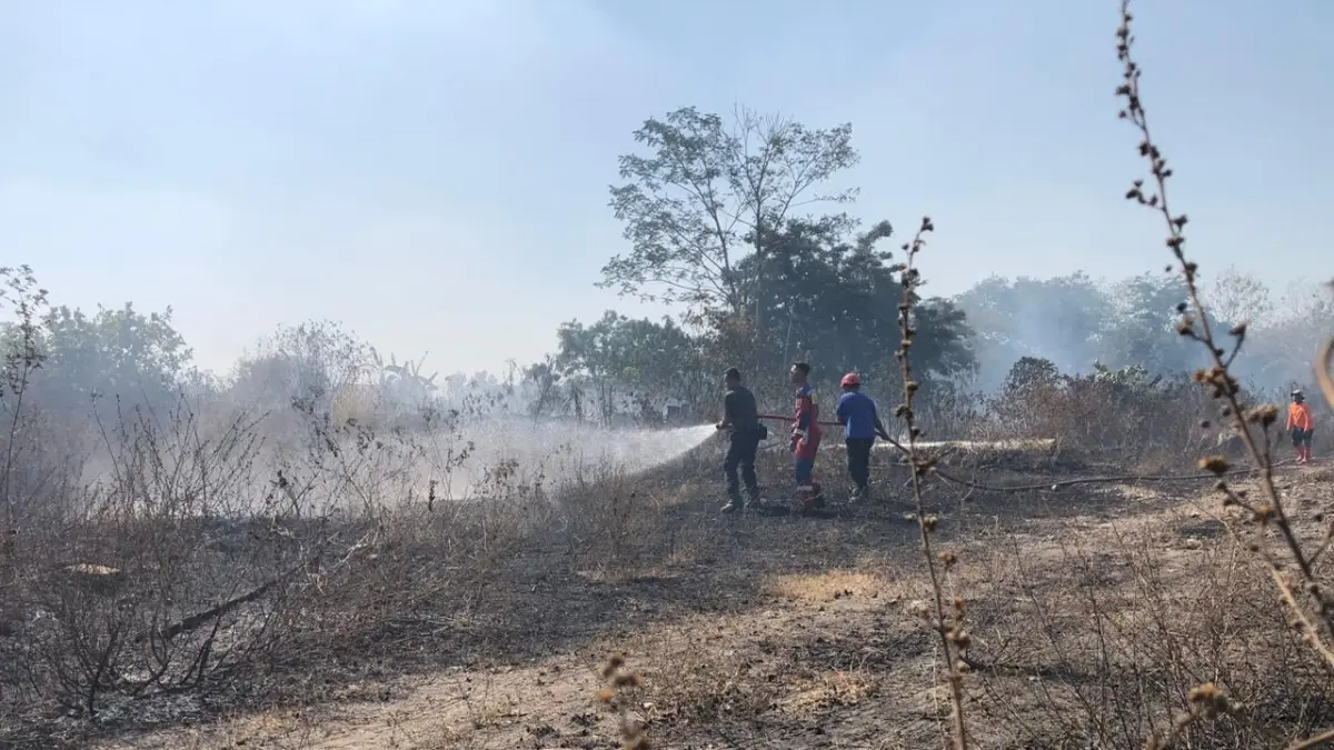 PEMADAMAN: Kebakaran terjadi di Kampung Tegalmulyo, Kelurahan Mojosongo, Kecamatan Mojosongo, Jumat (4/9) siang. (ABDUL KHOFID/RADAR SOLO)
