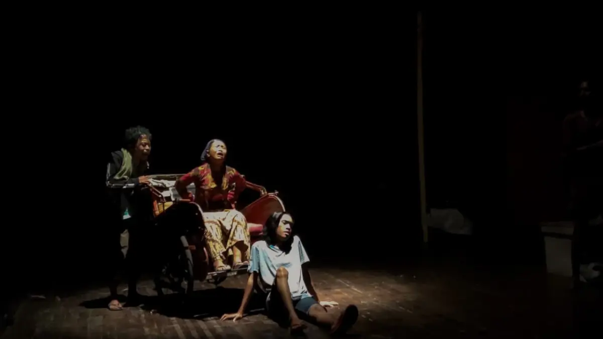 TOTALITAS: Teater Jaten Batang mementaskan lakon Lurung Kalabendu di Taman Budaya Jawa Tengah, Kamis (3/9/2026). (HERNINDYA JALU/RADAR SOLO)
