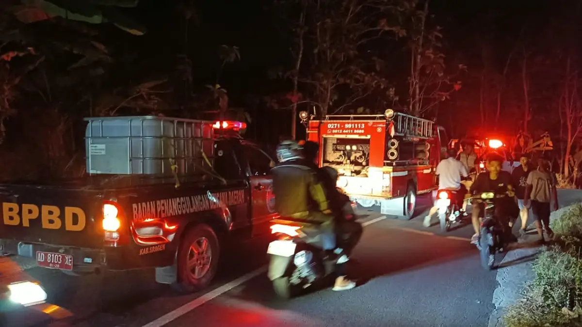 Upaya pemadaman kebakaran di kebun jati di Dukuh Mendalan, RT 08, Desa Jeruk, Kecamatan Miri, Kabupaten Sragen, Kamis (3/9/2026) petang. (Ahmad Khairudin/Radar Solo)