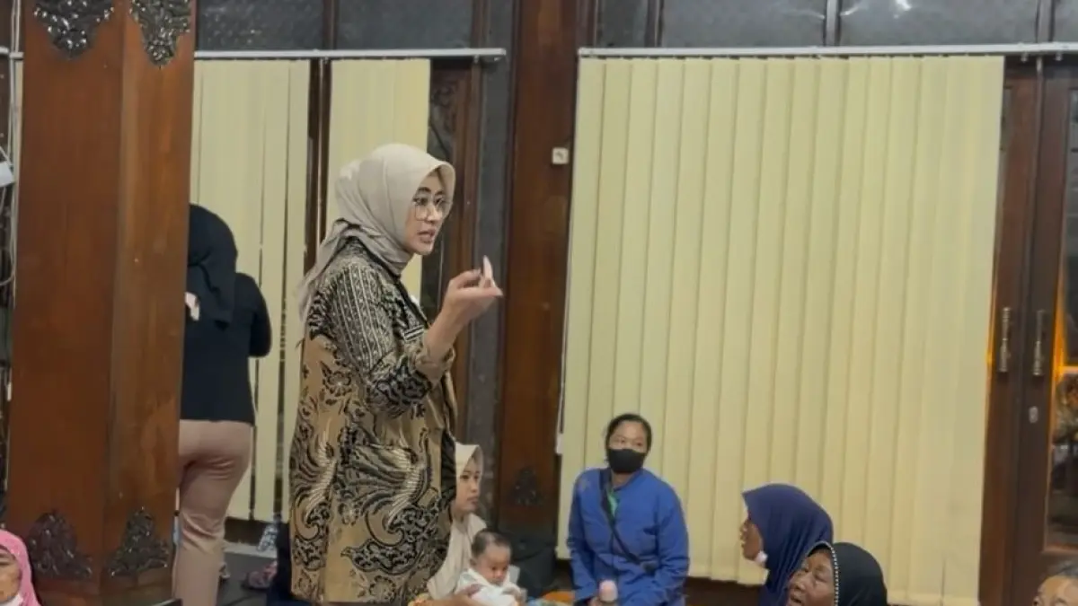 Wakil Wali Kota Solo Astrid Widayani meninjau pengungsi terdampak kebakaran TPA Putri Cempo Rabu malam (2/9/2026).