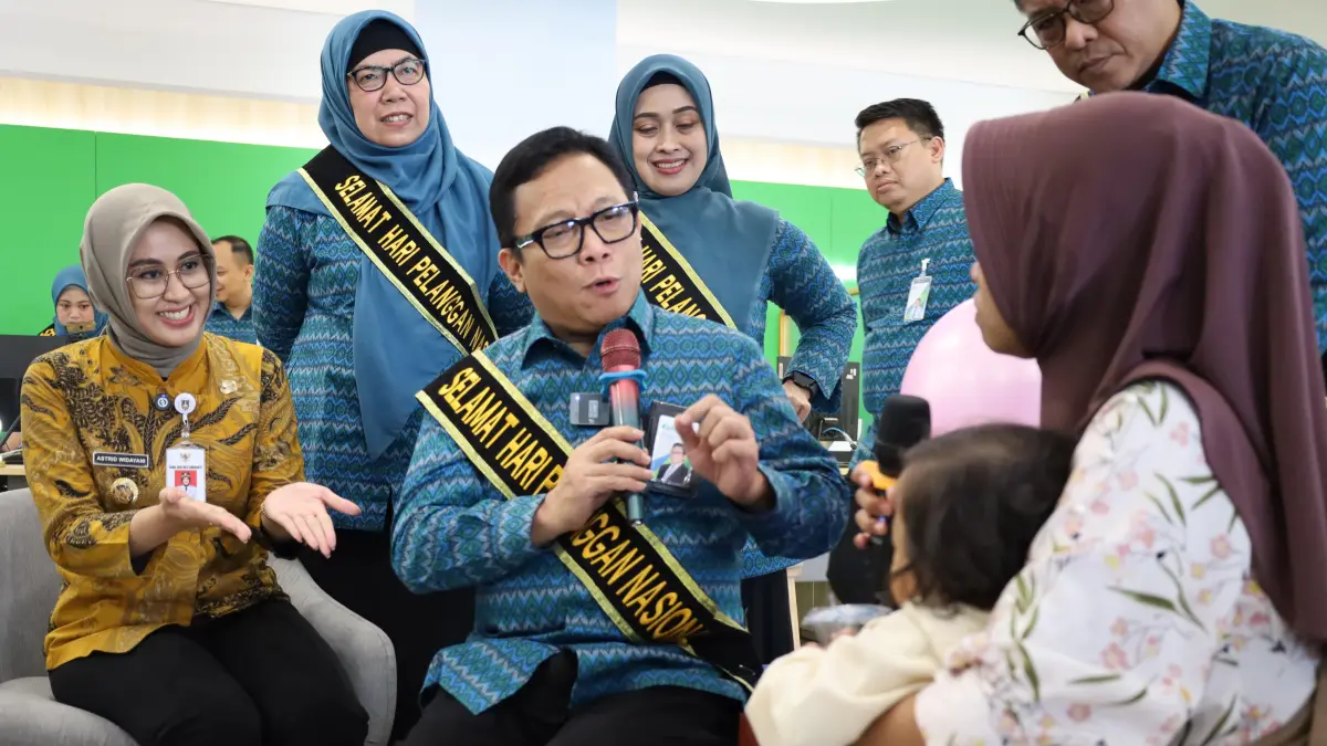 Direktur Utama BPJS Ketenagakerjaan Saiful Hidayat turun langsung melayani peserta di Kantor Cabang Surakarta, Jumat (4/9). 