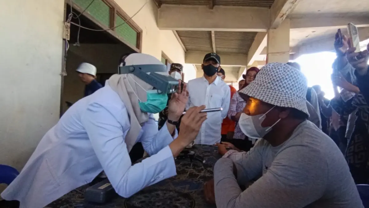 Gubernur Jateng Ahmad Luthfi memantau pelayanan kesehatan pemeriksaan warga yang terdampak kebakaran TPA Putri Cempo, Mojosongo, Jebres, Solo, Sabtu (5/9/2026). (ANTONIUS CHRISTIAN/RADAR SOLO)