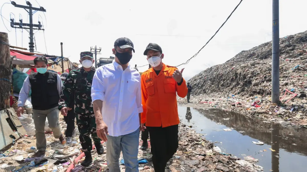 Gubernur Jawa Tengah Ahmad Luthfi (kiri) didampingi Walikota Solo Respati Ardi meninjau langsung penanganan musibah kebakaran di Tempat Pembuangan Akhir (TPA) Putri Cempo, Mojosongo, Sabtu (5/9/2026). (PEMPROV JATENG) 