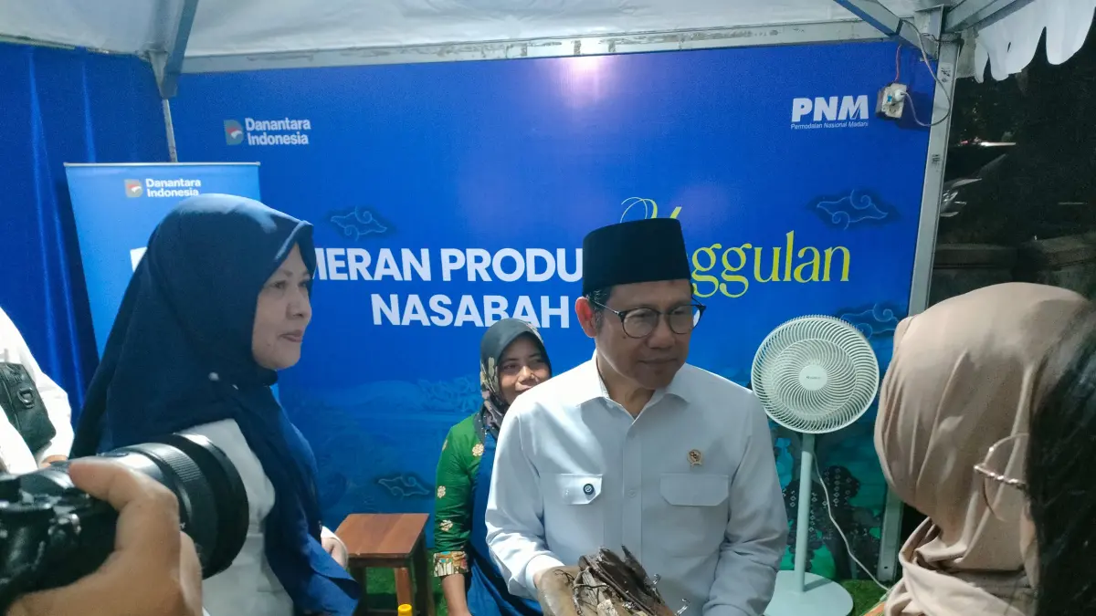 Menteri Koordinator Bidang Pemberdayaan Masyarakat Muhaimin Iskandar melihat hasil karya UMKM di Solo, Jumat (4/9) petang. (Silvester Kurniawan/Radar Solo) 