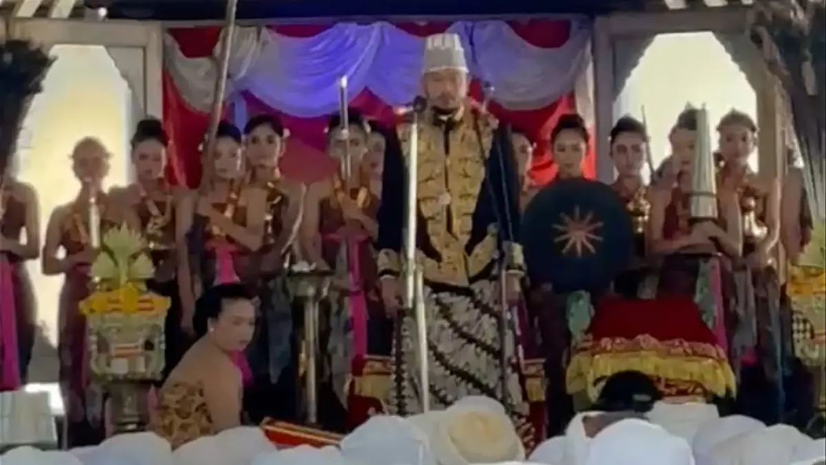 Paku Buwono XIV Hangabehi jalani prosesi adat di Kraton Kasunanan Surakarta, Sabtu (5/9/2026). (Arief Budiman/Radar Solo) 