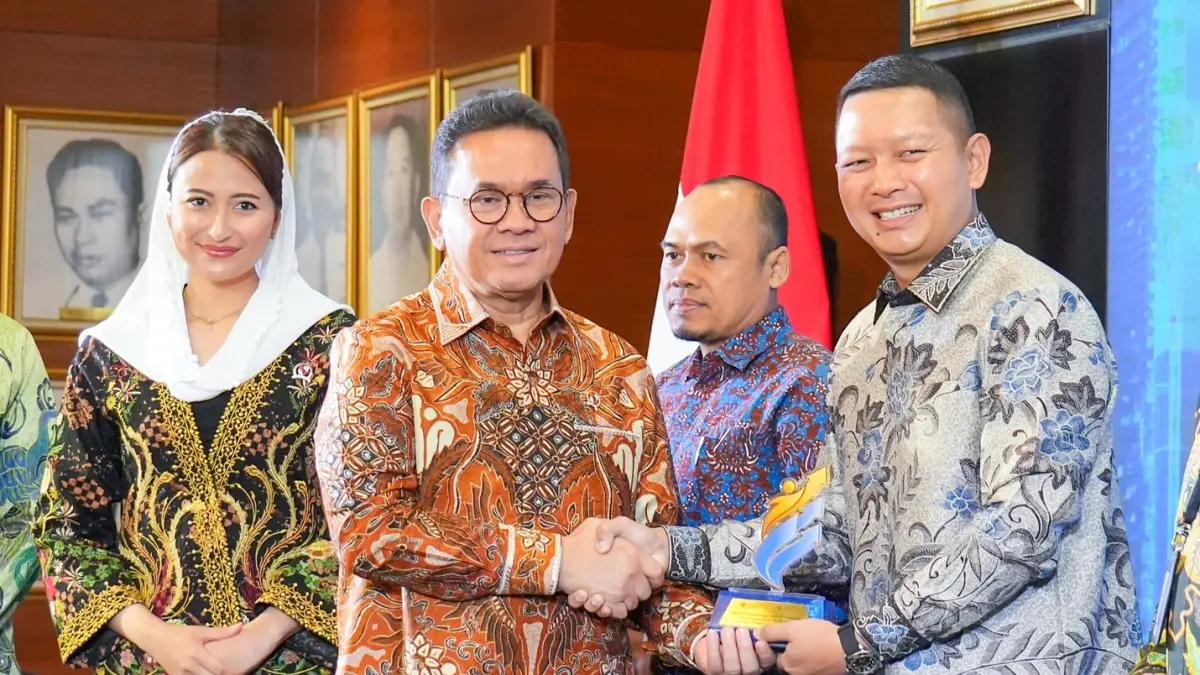 Penyerahan Penghargaan Niaga Werdhitama kategori Industry Trade Development Partner kepada BRI oleh Badan Pengembangan Sumber Daya Manusia (BPSDM) Perdagangan Kementerian Perdagangan dalam rangkaian peluncuran Trade Corporate University dan Cetak Biru Pengembangan SDM Perdagangan Menuju Indonesia Emas 2045 di Auditorium Gedung Utama Kementerian Perdagangan, Jakarta Pusat, Rabu (2/9/2026). (DOK.BRI)