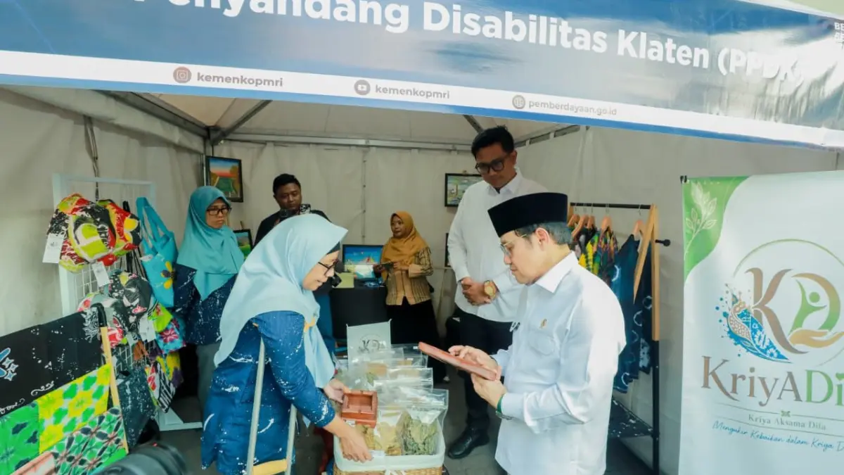 Bupati Klaten Hamenang Wajar Ismoyo saat mendampingi Menteri Koordinator Bidang Pemberdayaan Masyarakat RI Abdul Muhaimin Iskandar meninjau stan UMKM dari Kabupaten Klaten di Graha Wisata Niaga, Kota Surakarta, Jumat (4/9/2026). (Dokumentasi Bagian Prokopim Setda Klaten)