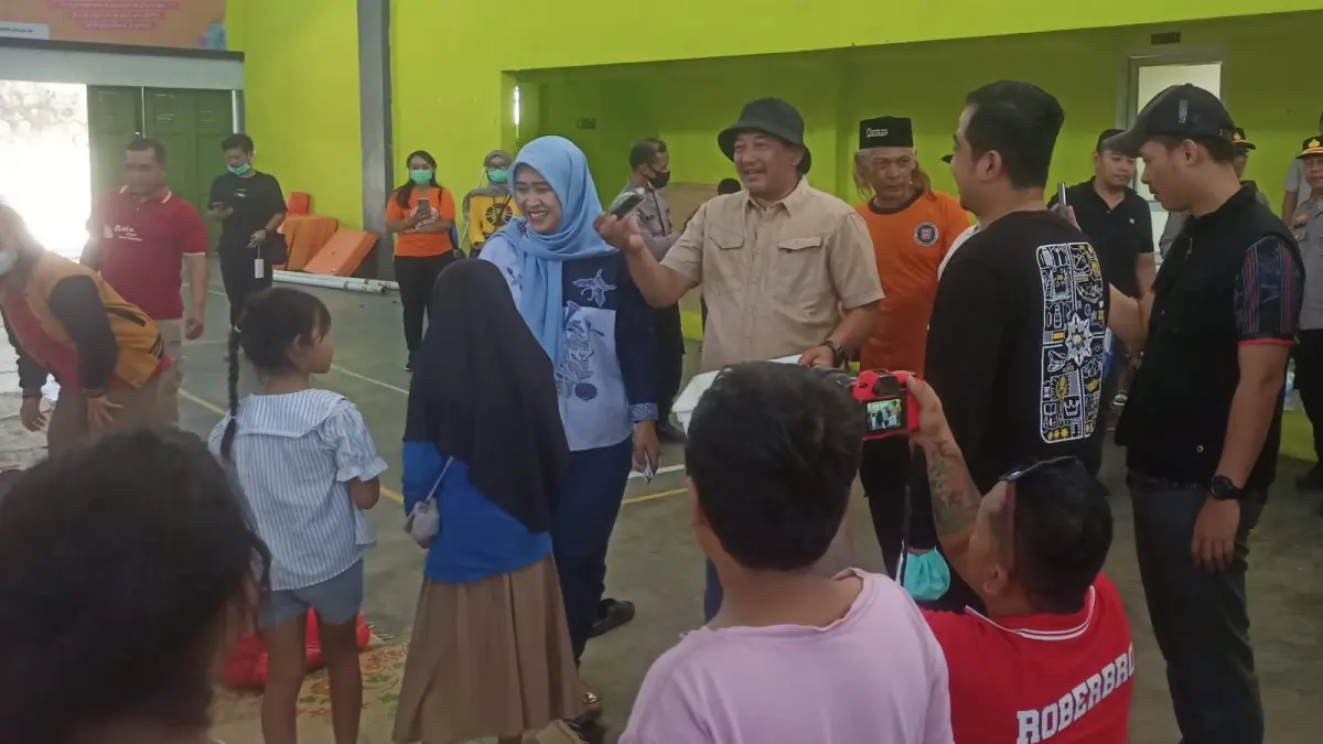 Bupati Karanganyar Rober Christanto meninjau pengungsi asap kebakaran TPA Putri Cempo di Desa Plesungan, Gondangrejo, Sabtu (6/9/2026). (Rudi Hartono/Radar Solo)