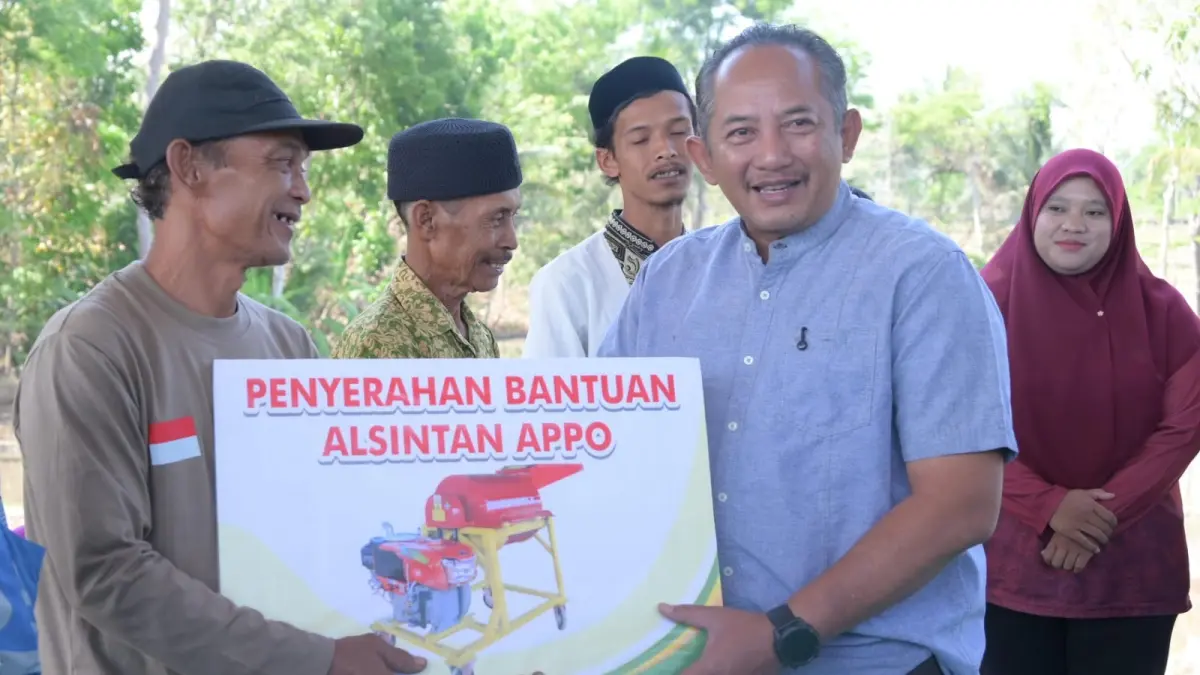 Bupati Karanganyar Rober Christanto salurkan alsintan ke petani Desa Lemahbang, Jumapolo. (Rudi Hartono/Radar Solo)
