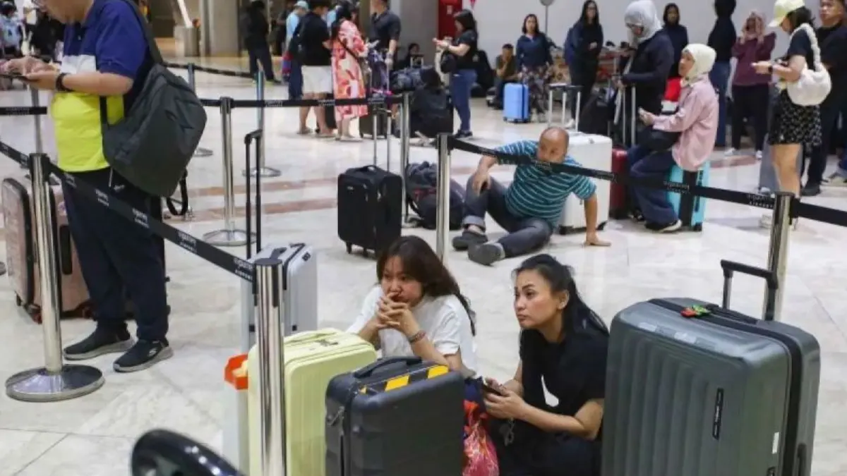 Calon penumpang berada konter lapor diri di Terminal Keberangkatan Bandara Soekarno Hatta, Tangerang, Banten, Minggu (6/9/2026). Bandara Soekarno Hatta ditutup sementara karena sebaran abu vulkanik dari Gunung Anak Krakatau. (ANTARA FOTO/Muhammad Iqbal)