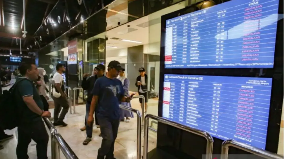 Calon penumpang melihat layar monitor jadwal penerbangan yang ada di Terminal 2 keberangkatan Bandara Soekarno Hatta, Tangerang, Banten, Minggu (6/9/2026). (ANTARA FOTO/Muhammad Iqbal)