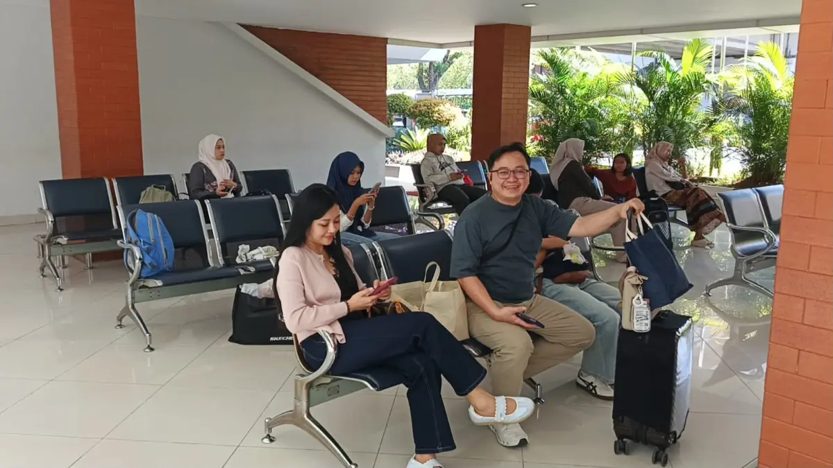 Calon penumpang pesawat tujuan Jakarta menunggu kepastian pemberangkatan di Bandara Adi Soemarmo, Boyolali, Minggu (6/9/2026). (ABDUL KHOFID/RADAR SOLO)