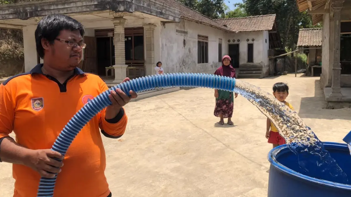 Distribusi air bersih oleh elemen masyarakat di Di Desa Mriyan, Kecamatan Musuk, Boyolali, Minggu (6/9/2026)/ (ABDUL KHOFID/RADAR SOLO)