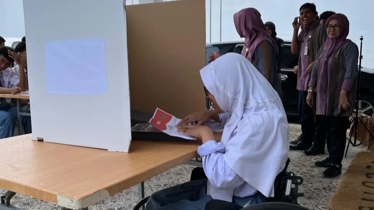 Ilustrasi simulasi proses pemungutan serta penghitungan suara yang dipandu oleh tim Sekretariat KPU Wonogiri di halaman Kantor KPU Wonogiri tahun lalu. (IWAN ADI/RADAR SOLO)