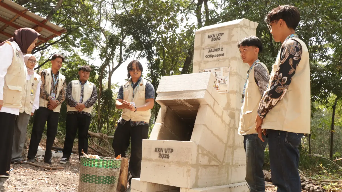 Mahasiswa KKN Universitas Tunas Pembangunan (UTP) Surakarta di Desa Karungan, Sragen membuat alat pembakaran sampah sederhana yang diklaim mampu mengurangi asap dibandingkan pembakaran secara terbuka. (DOK.UTP)