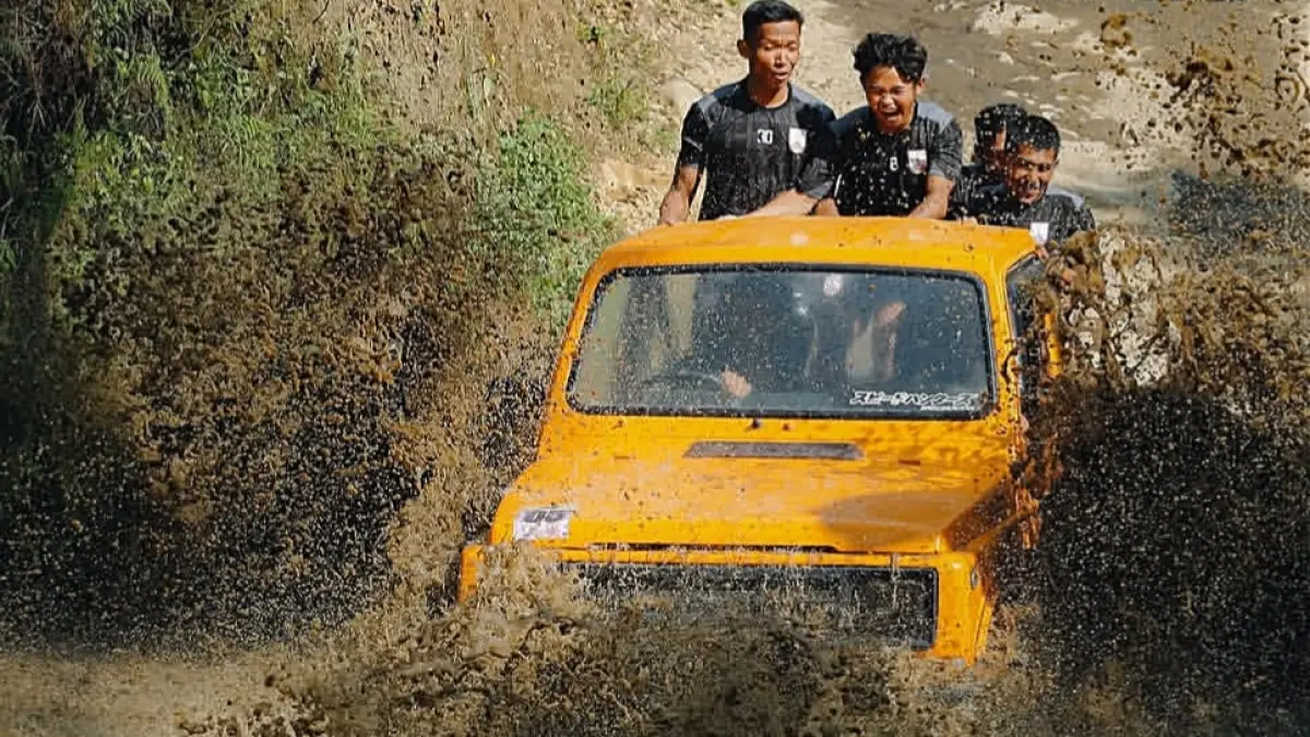Pemain Persis Solo naik Jeep adventure di sela padatnya latihan. (Tim Media Persis Solo) 
