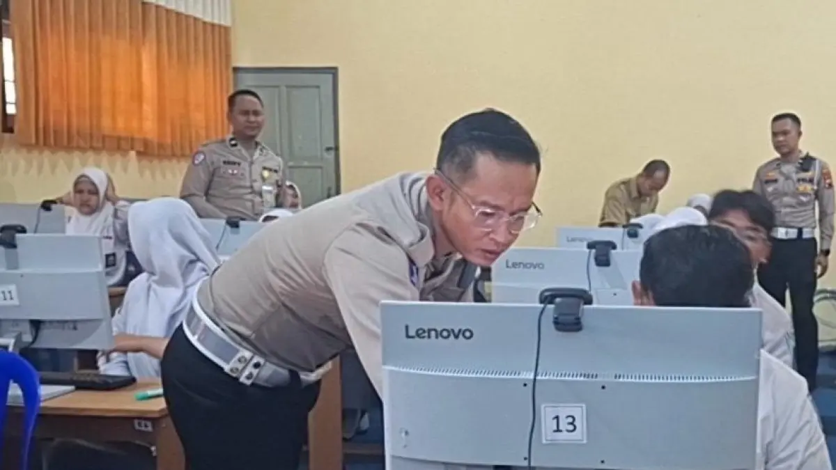 Personel Polres Sragen beri pelatihan AI ke siswa. (Ahmad Khairudin/Radar Solo)