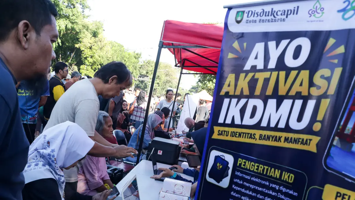 Petugas melayani persoalan kependudukan, termasuk bansos dan desil di CFD, Minggu (6/9/2026). (M Ihsan/Radar Solo)