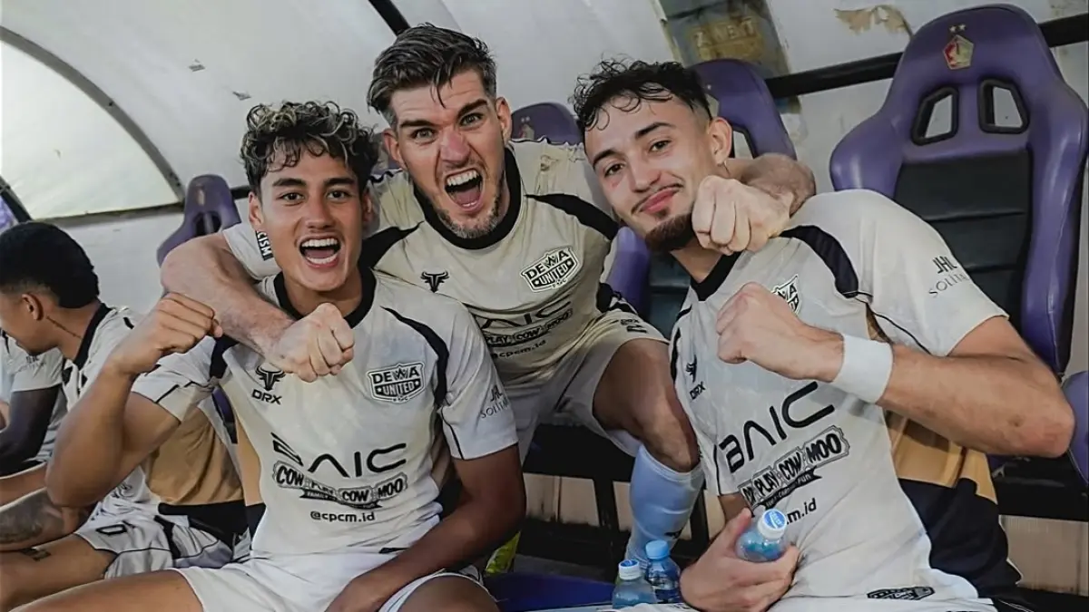 Rafael Struick dan Ivan Janner merayakan kemenangan Dewa United di Liga 1 2026/2027. (Tim Media Dewa United) 