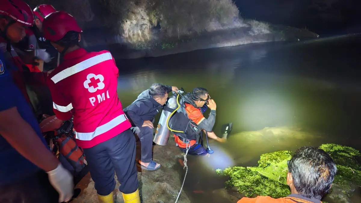 Upaya evakuasi warga tenggelam di Desa Srimulyo, Kecamatan Gondang, Sragen, berbuah duka, Jumat (4/9/2026) malam. (Ahmad Khairudin/Radar Solo)