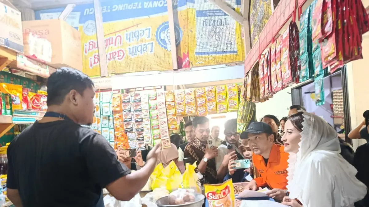 Wamendag Dyah Roro Esti Widya Ningrum dan Wali Kota Solo Respati Ardi bertanya ke pedagang dalam pantauan harga bapokting di Pasar Nusukan, Sabtu (5/9). (ALFIDA NURCHOLISAH/RADAR SOLO)