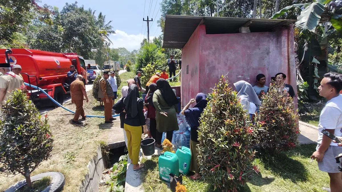 Warga Sidorejo, Kecamatan Kemalang, Klaten antri untuk memanfaatkan bantuan air bersih dari BPBD Klaten untuk kebutuhan sehari-hari, Selasa (1/9/2026). (Dokumentasi Bagian Prokopim Setda Klaten)