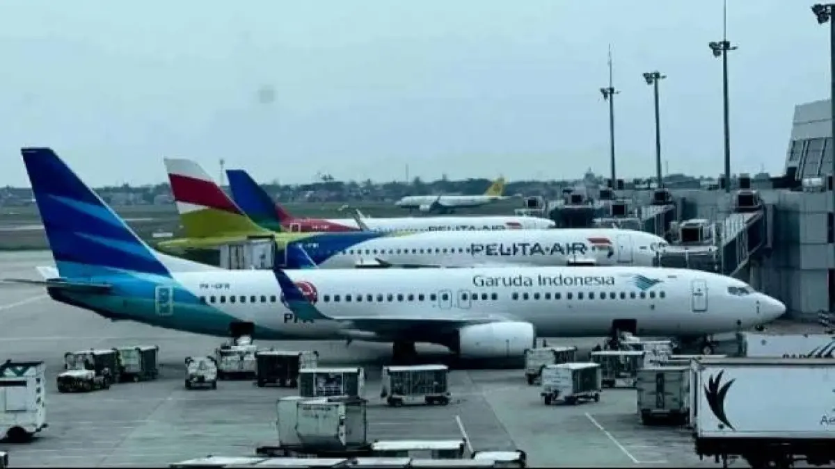 Ilustrasi. Pesawat Garuda Indonesia dan Pelita Air di Bandara Internasional Soekarno-Hatta, Tangerang, Banten. Bandara Internasional Soekarno-Hatta (Soetta), Tangerang masih melakukan penghentian operasional penerbangan, pada Senin (7/9/2026) hingga pukul 18.00 WIB, imbas erupsi Gunung Anak Krakatau di wilayah Selat Sunda. (Sumber: ANTARA/Harianto)