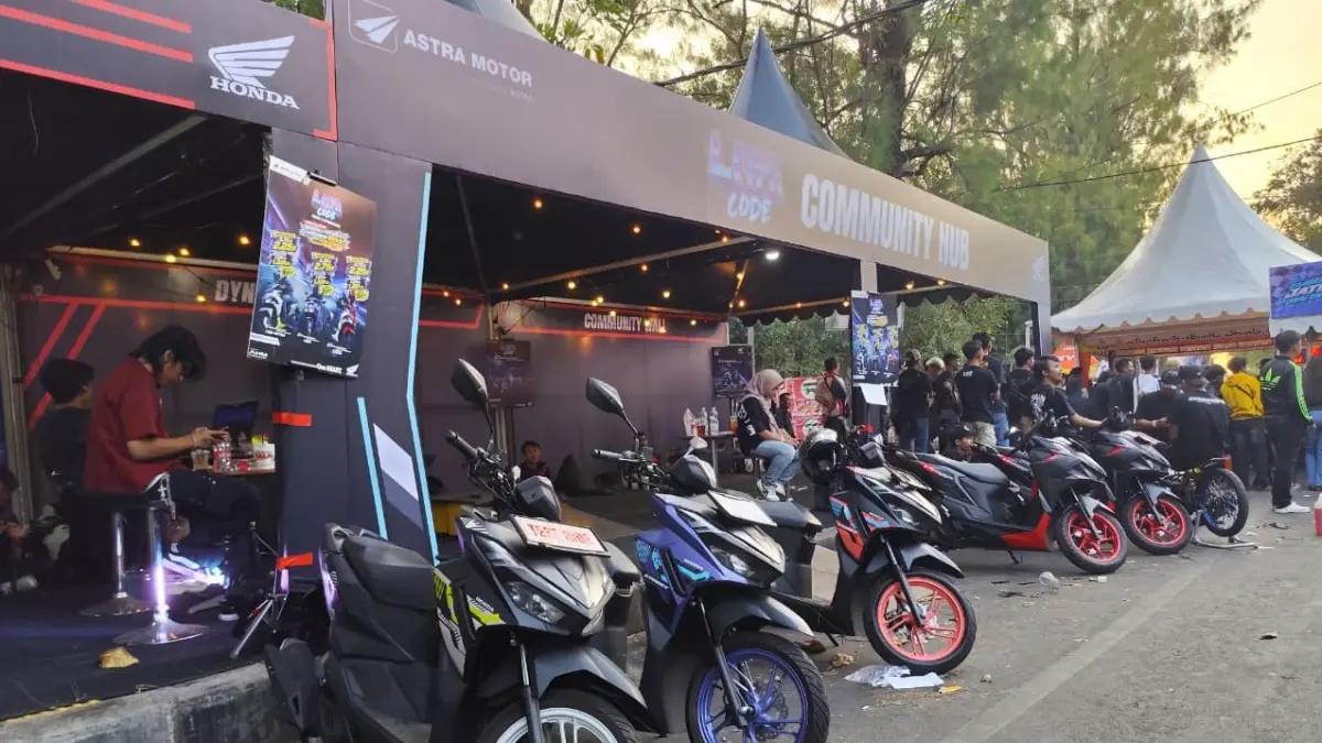 Booth Laki Code dari Astra Honda Jateng yang ikut memeriakah Gelaran Gubernur Jateng Drag Bike 2026 di Kawasan Manahan Solo, Minggu (6/9/2026) (Nur Pramudito/Radar Solo)