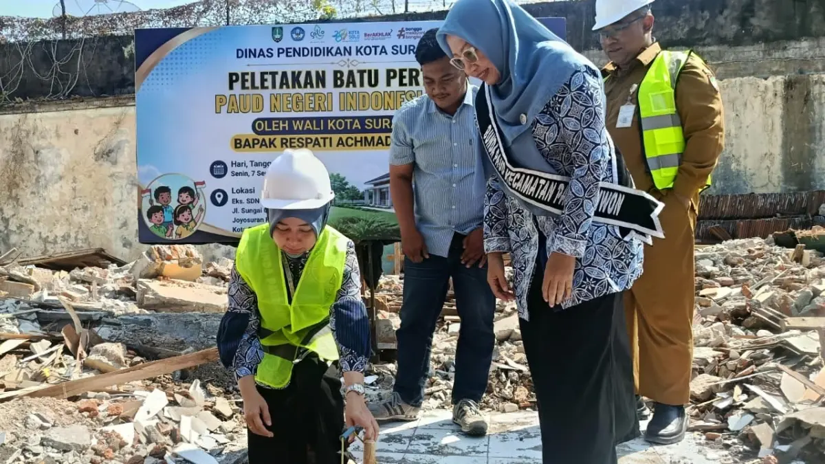 Bunda PAUD Kota Solo Venessa Winastesia saat groundbreaking pembangunan PAUD negeri di eks SDN Baturono, Kelurahan Joyusuran, Pasar Kliwon, Senin (7/9). (ALFIDA NURCHOLISAH/RADAR SOLO)