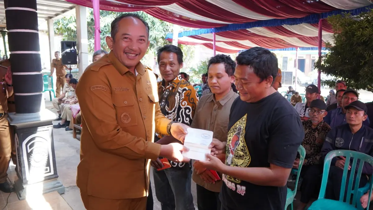 Bupati Karanganyar Rober Christanto saat menyalurkan bantuan hibah ke kelompok ternak di Kecamatan Kerjo. (Rudi Hartono/Radar Solo)