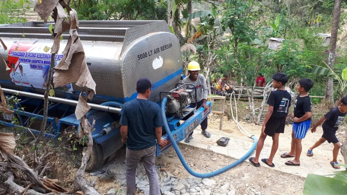 Dropping air bersih di Desa Purwoharjo, Kecamatan Karangtengah, Wonogiri belum lama ini. (IWAN ADI/RADAR SOLO)