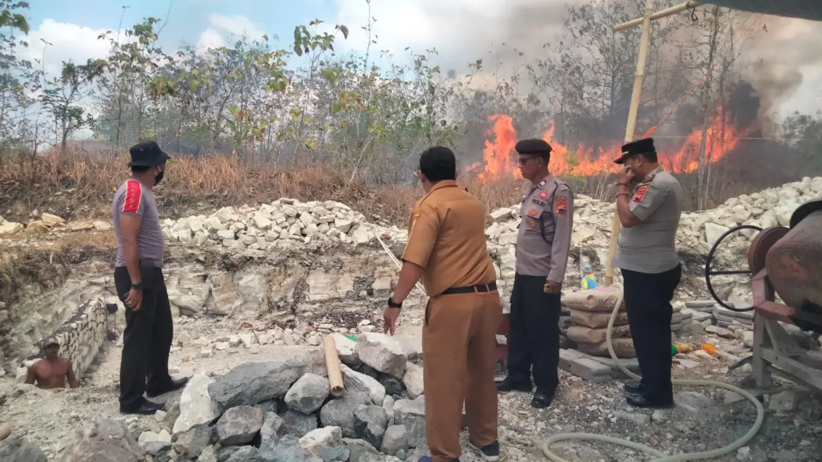 Kebakaran lahan di Dusun Tegalrejo, Desa Jatingarang, Kecamatan Weru, Senin pagi (7/9). (IWAN KAWUL/RADAR SOLO)